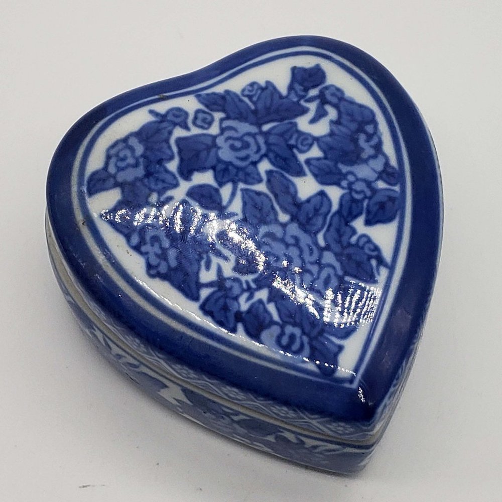 Silvestri Handcrafted Blue White Porcelain Heat Shaped Trinket Box - Picture 2 of 4